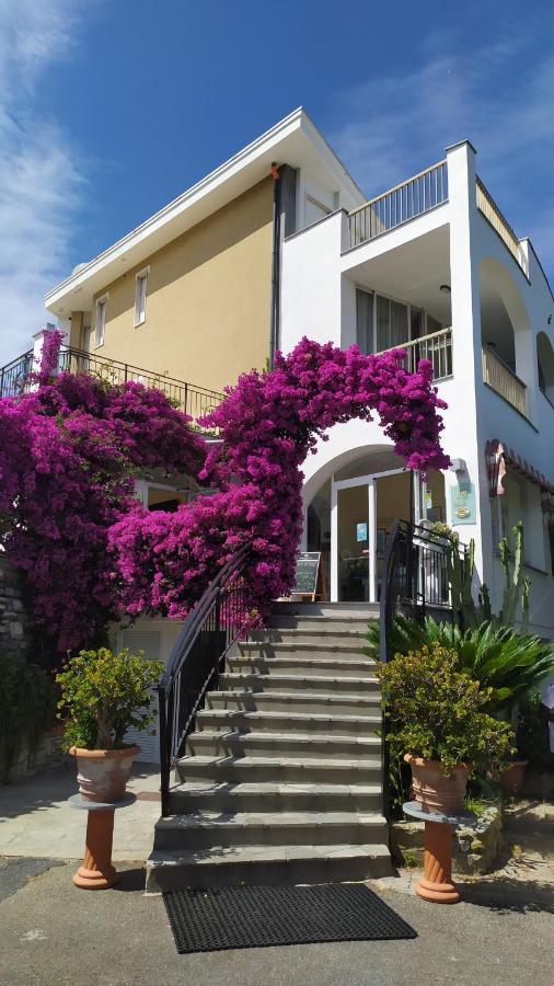 Hotel Bellavista San Bartolomeo Al Mare Exterior photo